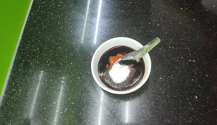 Add an additional 10g of chili sauce for extra spice and stir to combine. The sauce should now be thick and flavorful.
