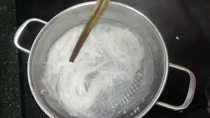 Boil the noodles until they boil again, then turn off the stove and rinse with cold water until soft. If noodles are chewy, boil longer and rinse with cold water to prevent sticking. You can also add a little cooking oil.
