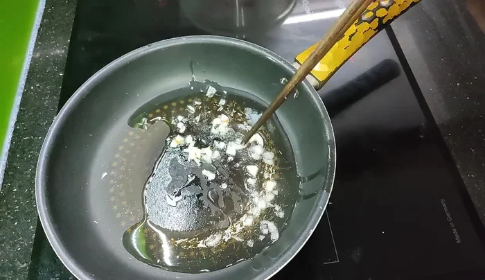 Heat lard in a pan. Fry onion and garlic until fragrant.