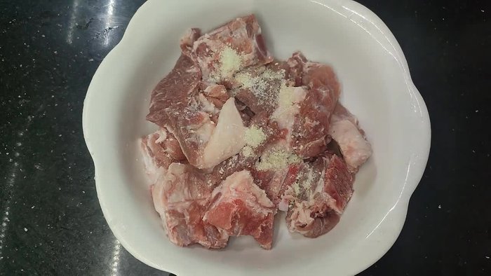Marinate the ribs with pepper, seasoning powder, salt, and MSG.