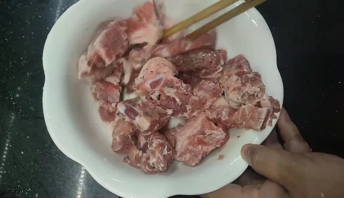 Coat the ribs with a little flour.