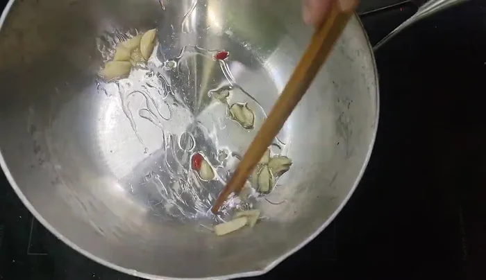 Stir-fry garlic and chili until fragrant.