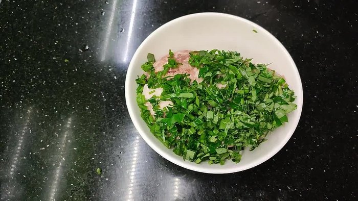 Prepare the minced meat, including fat and peanuts.
