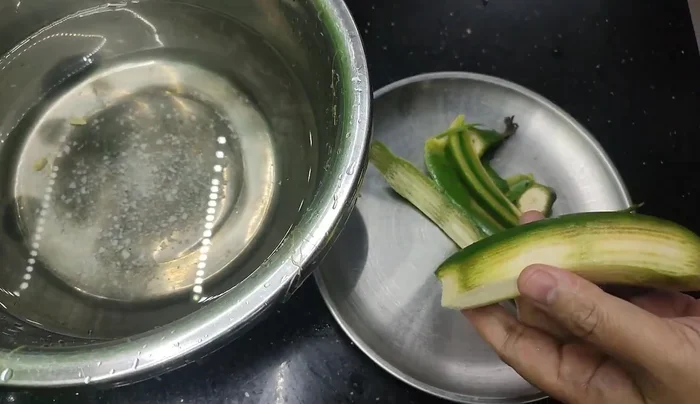 Cut the bananas into bite-sized pieces.
