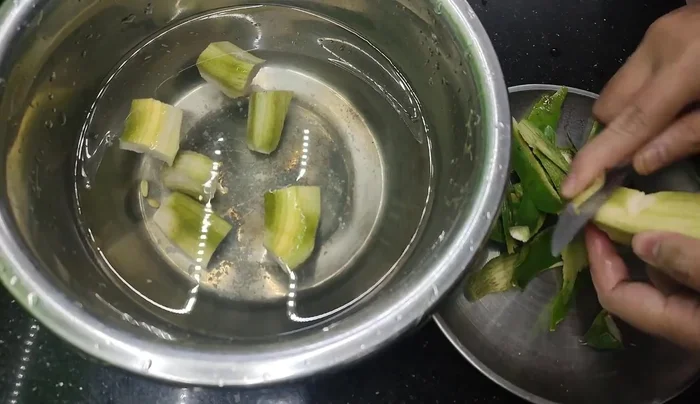 Wash the pork bones thoroughly with salt water and vinegar.