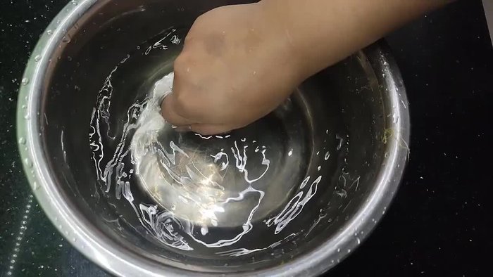 Remove the green skin from the bananas and soak them in diluted salt water with a little lemon or vinegar for 15-20 minutes to prevent them from turning black and remove resin.