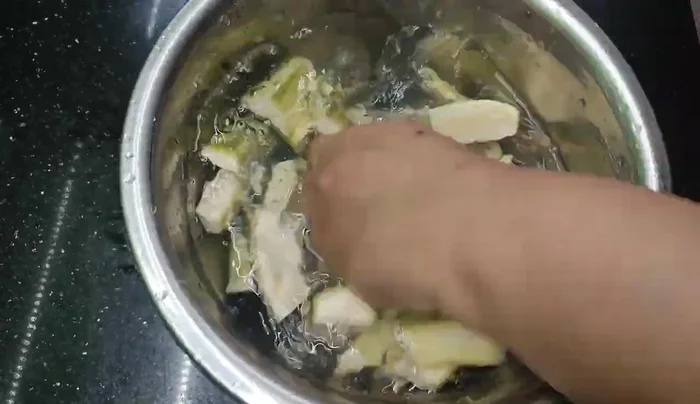Heat cooking oil in a pot, add crushed garlic and stir-fry until fragrant.