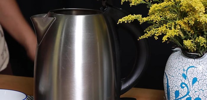 Prepare the sugar water: Boil 1 liter of water with 100 grams of sugar.