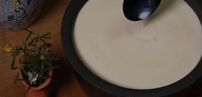 Pour the mixture into jars or plastic bags. The dry incubation method doesn't require hot water bath; simply cover the containers.