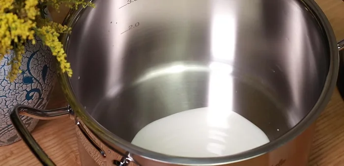 Prepare the passion fruit and strawberry yogurts: Repeat steps 1-3, using the same amount of ingredients.