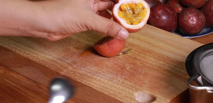 Prepare the passion fruit puree: Blend 600 grams of passion fruit with 150 grams of sugar.