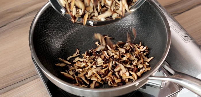 Roast shiitake mushrooms in a pan over low heat until golden brown and crispy. Alternatively, roast in an oven until crispy and fragrant.