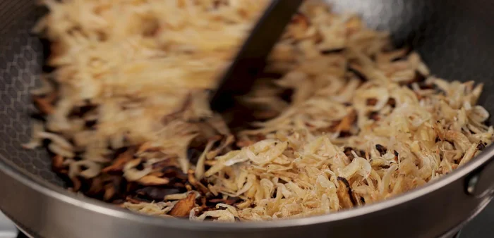 Roast dried shrimp in a pan for about 2 minutes until crispy and fragrant.