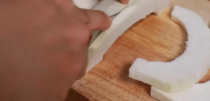 Cut the pomelo flesh into small pieces to reduce bitterness and increase cooking speed.