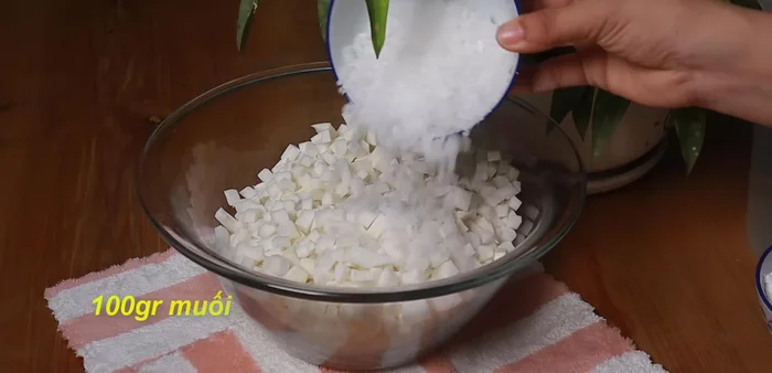 Soak pomelo pieces in 100g of salt water for 30 minutes (or overnight for best results).