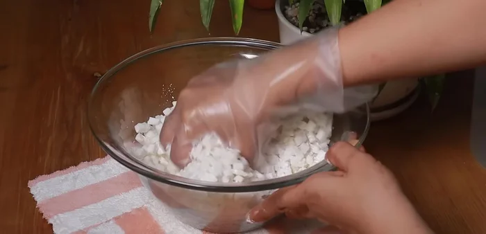 Mix the soaked pomelo with tapioca starch to maintain crispness and reduce bitterness.