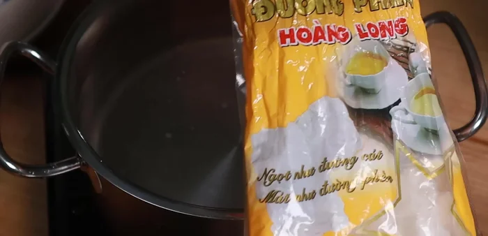 Prepare the sugar syrup: In a pot, combine 1 tablespoon of rock sugar (or white sugar), 1 tablespoon of tapioca starch, and water.