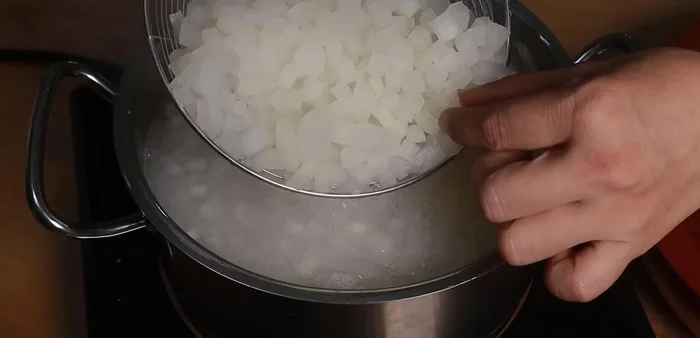 Add the prepared pomelo to the sugar syrup and cook for 10 minutes. Remove and rinse with cold water.