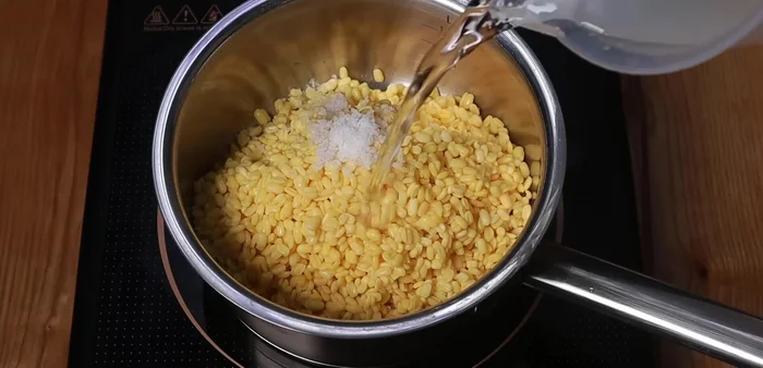 Cook the soaked mung beans with 1 teaspoon salt and water for 3 minutes, until translucent.