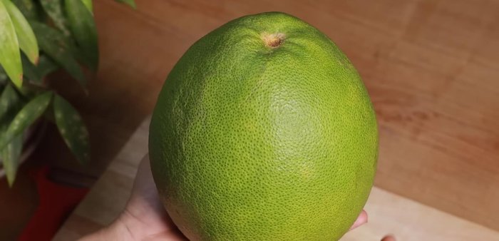 Choose a pomelo: hold it gently and listen for a loud sound – indicating a thick, crispy peel. Alternatively, ask the seller for one with a thick peel.