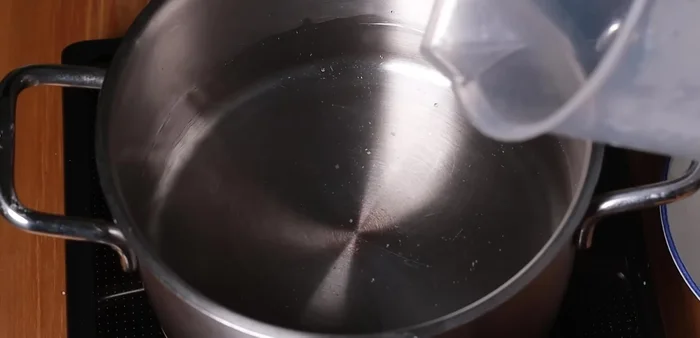 Cook the sweet soup: Combine 1.5 liters of water, 75g tapioca flour, 300g sugar (or palm sugar with pineapple), and pomelo flower water (optional).