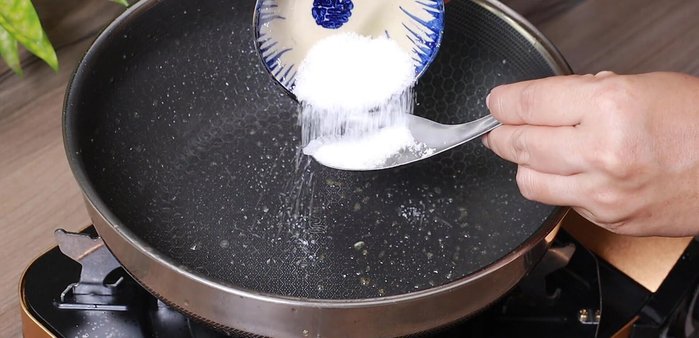 In the same pan, caramelize 0.5 tablespoon of sugar with 3 tablespoons of water over medium heat.