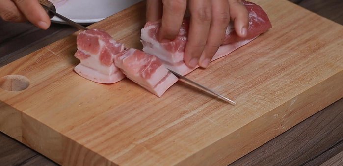 Cut the pork belly into bite-sized, square pieces.