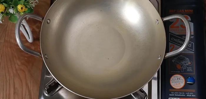 Dry the fat in the sun to make it clearer. Then fry the onion and garlic until fragrant.
