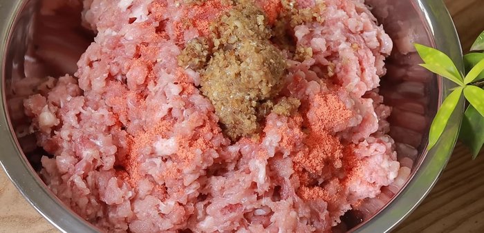 Mix all the ingredients (fried onion and garlic, sugar, MSG, pepper, salt, Mai Que Lo powder, garlic wine, green frog, ginseng/garlic wine substitute, Mai Que Lo wine) with the marinated meat.