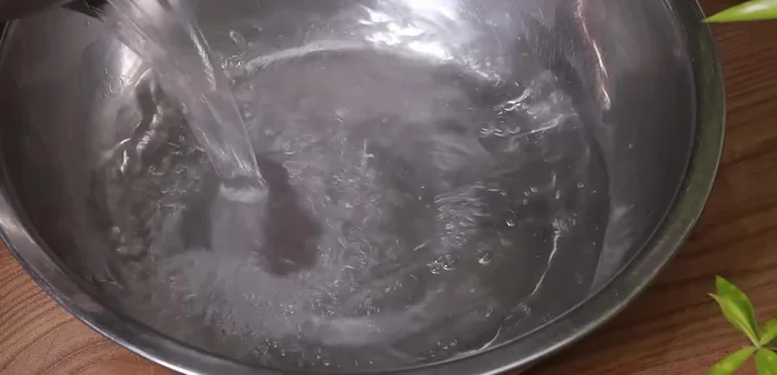 Wash the sausages with warm water, then with white wine to prevent flies.