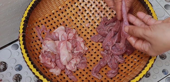 Rinse the intestines thoroughly to remove any yellow liquid or impurities. Pay special attention to the areas where the intestines are folded.