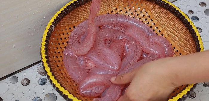 Scrape the inside of the intestines using a spoon with a long handle to remove any remaining residue. Be gentle to avoid tearing the intestines.