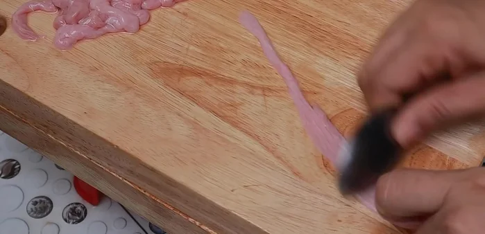 Once cleaned, the intestines should be white and clear. The entire process takes about 30 minutes.
