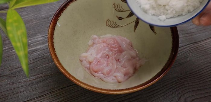 If preserving the intestines for later use, add 150 grams of salt to 800 grams of fresh intestines (or up to a kilogram). Mix well to ensure the salt is evenly distributed.
