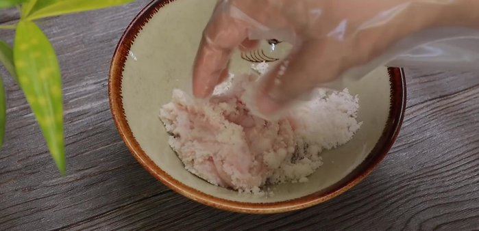 Store the salted intestines in the freezer. The salt will prevent the intestines from freezing, allowing you to easily use them later simply by washing off the salt.