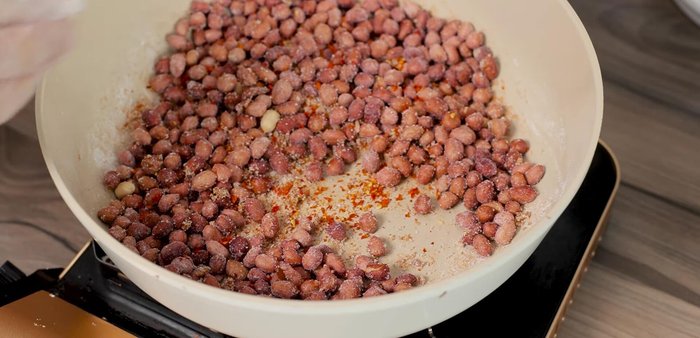 Sprinkle dried chili flakes to taste. Mix well.