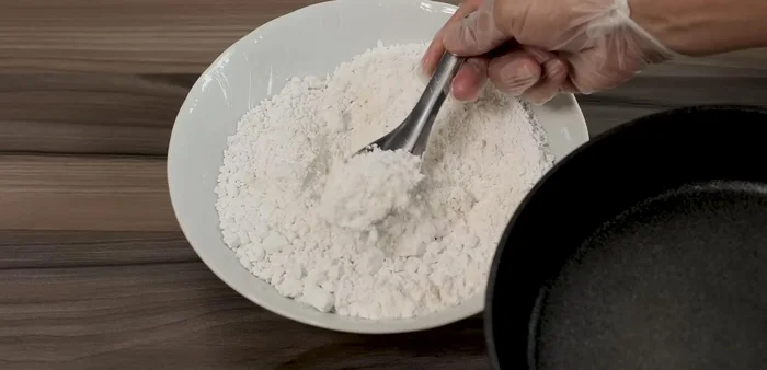 Secret Dough Technique: Scoop out 2 tablespoons of the dry flour mixture. One tablespoon should contain all four types of flour, the other tablespoon should only be tapioca flour. This is crucial for extra crispiness. Add a pinch of turmeric powder if desired.