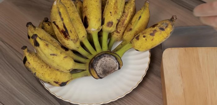 Prepare Bananas: Slice the bananas thinly. For easier pressing, lightly oil the bananas before pressing them.