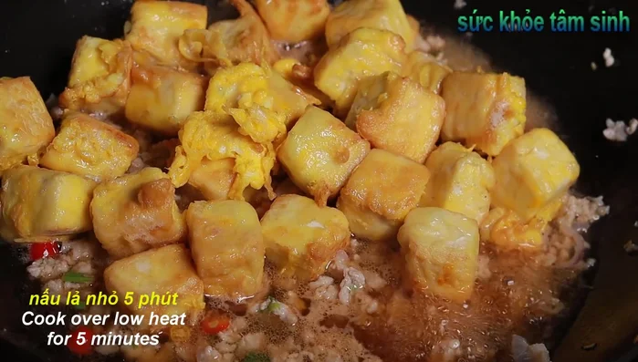 Add the tofu to the pan with the cooked pork. Pour in the mixed sauce. Simmer over low heat until the sauce thickens and the tofu is well coated, stirring occasionally. (approx. 15 minutes)