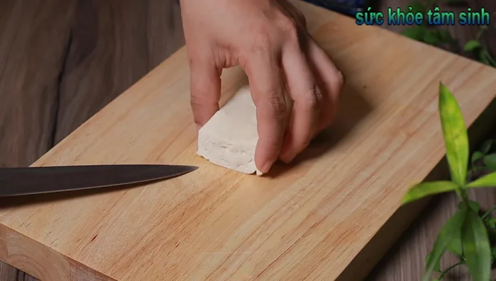 Cut the tofu into bite-sized squares. Wash with hot water.