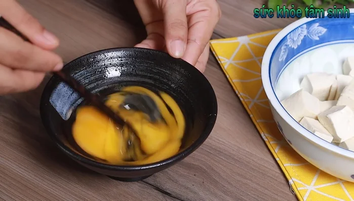 Beat the eggs until even.