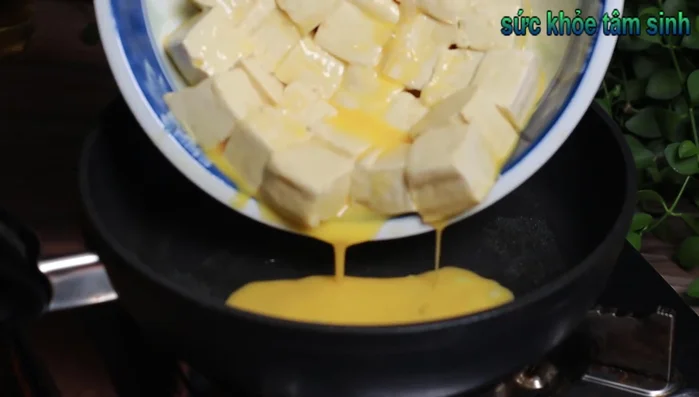 Heat cooking oil in a pan. Fry the tofu until golden brown on both sides, turning occasionally to prevent burning. (approx. 5 minutes)