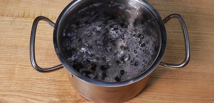 Place black beans in a pot. Add 1-2 liters of water.