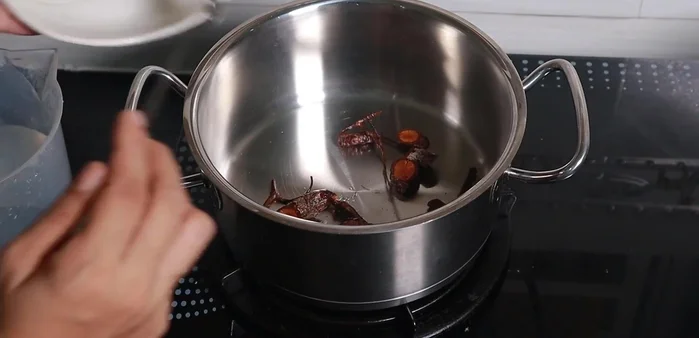 Place half a fistful of Che Day in a separate pot. Add 1-1/2 to 2 liters of water.