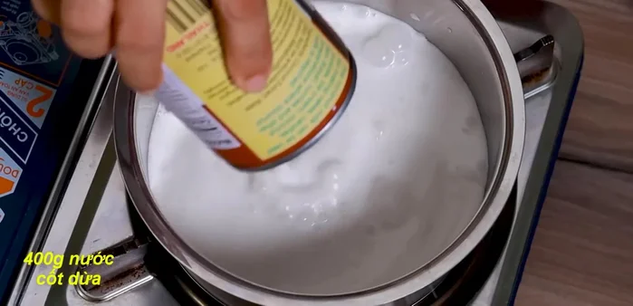 Prepare coconut milk broth: combine coconut milk, sugar, tapioca starch, rice flour, and salt.