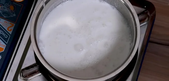 Cook the broth over low heat, stirring continuously.
