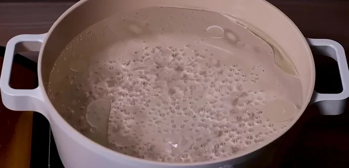 Boil the dumplings in water with rock sugar and cooking oil until they float to the surface.