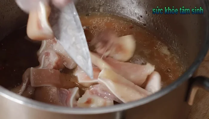 Mix the sliced meat with the spices.
