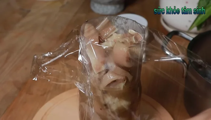 Pack the meat mixture tightly into the molds. Use a strong food net and a heavy object to press down firmly.
