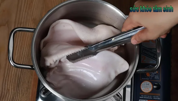Thoroughly wash pig ears and nose with salt and spices. Soak in diluted salt water with a little wine for 10-15 minutes.